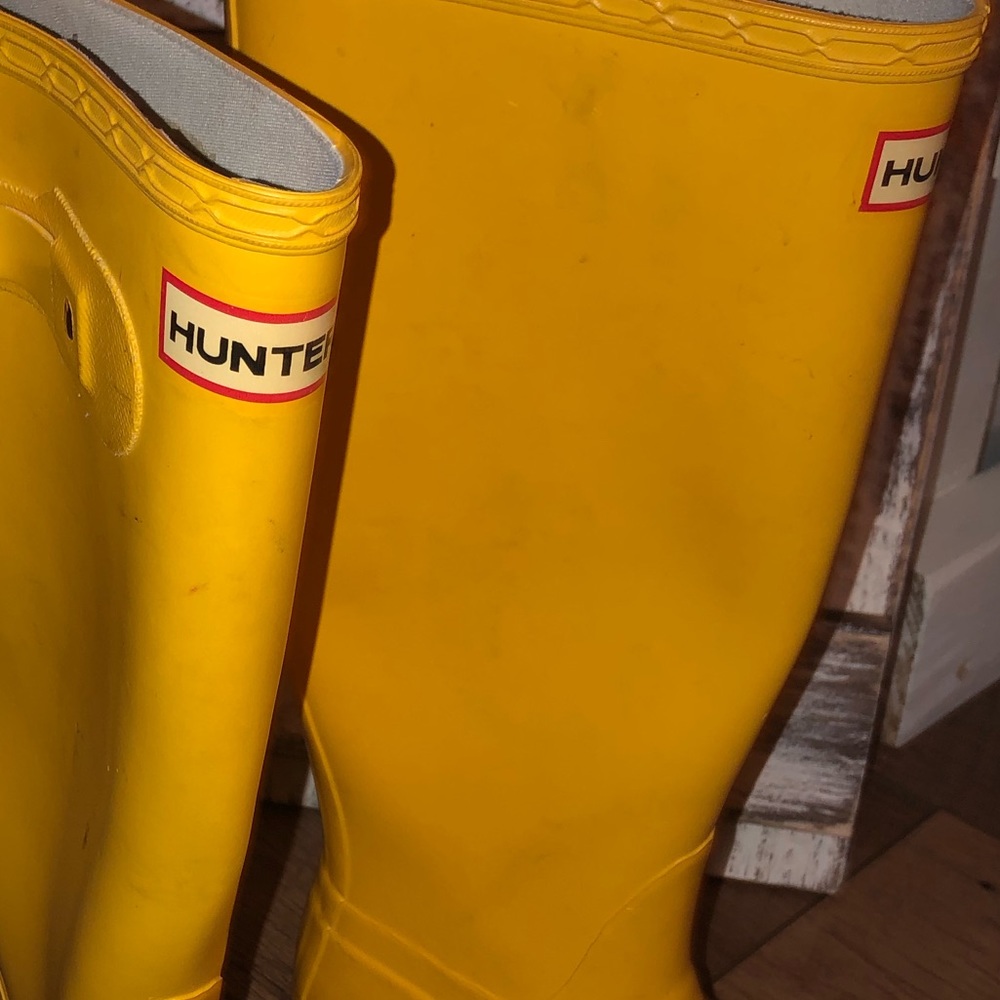 Women’s sz 7 yellow Hunter boots. NIce.  Look